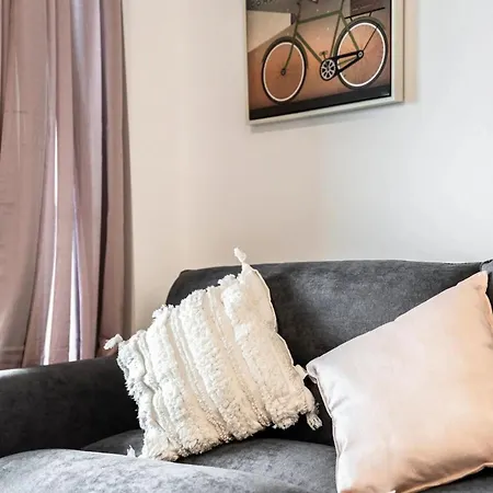 Apartment 2br, 1ba With Balcony,pool,gym,sauna & Parking M24 *