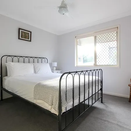 Leafy Retreat Townhouse Near Airport &
