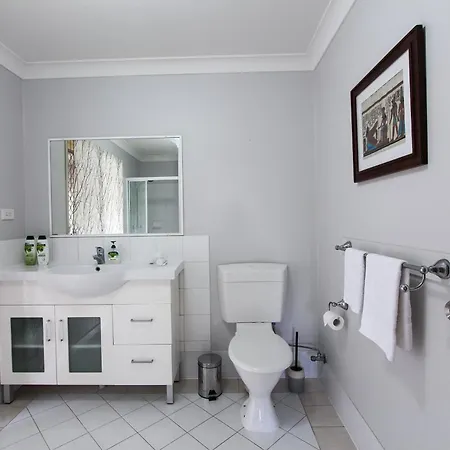 Leafy Retreat Townhouse Near Airport &
