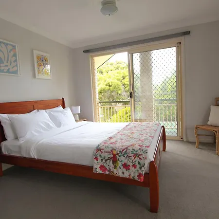 Leafy Retreat Townhouse Near Airport & Apartment *