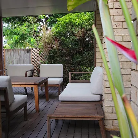 Leafy Retreat Townhouse Near Airport & Apartment *