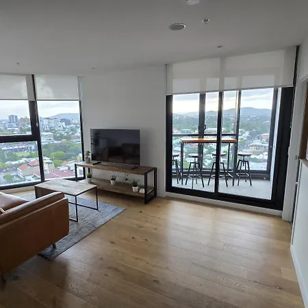 Luxury Peppers Infinity Pool Stylish With 2bd & 1c Park Holiday home Brisbane