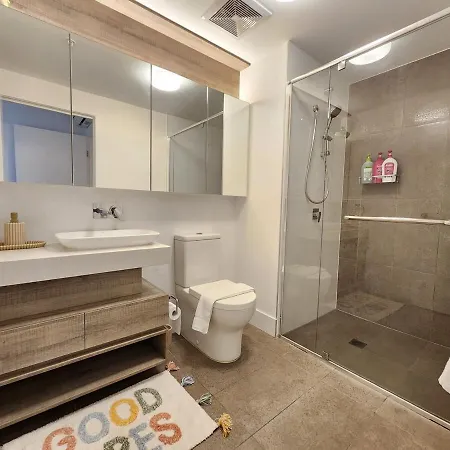 Luxury 2 Bedroom Near South Bank With Free Car Park, Pool, Views And Sofa Bed