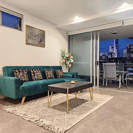 Apartment Luxury 2 Bedroom Near South Bank With Free Car Park, Pool, Views And Sofa Bed