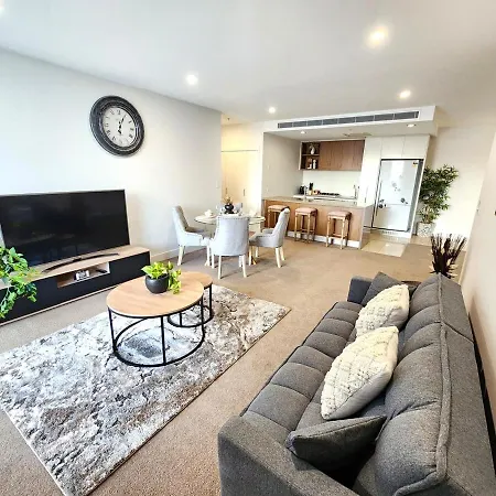 Apartment Spacious River View Escape With Free Secure Park - 2br, 2ba And Sofa Bed