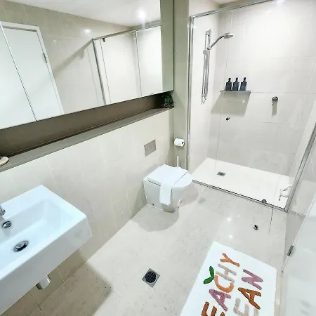 Apartment Spacious River View Escape With Free Secure Park - 2br, 2ba And Sofa Bed