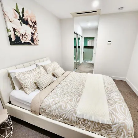 Spacious River View Escape With Free Secure Park - 2br, 2ba And Sofa Bed Apartment *