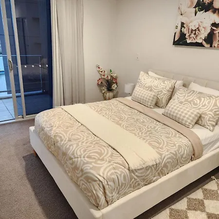Spacious River View Escape With Free Secure Park - 2br, 2ba And Sofa Bed Apartment