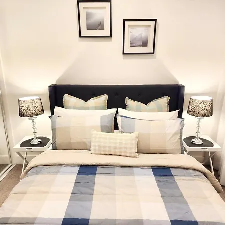 Spacious River View Escape With Free Secure Park - 2br, 2ba And Sofa Bed Apartment *
