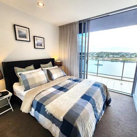 Spacious River View Escape With Free Secure Park - 2br, 2ba And Sofa Bed