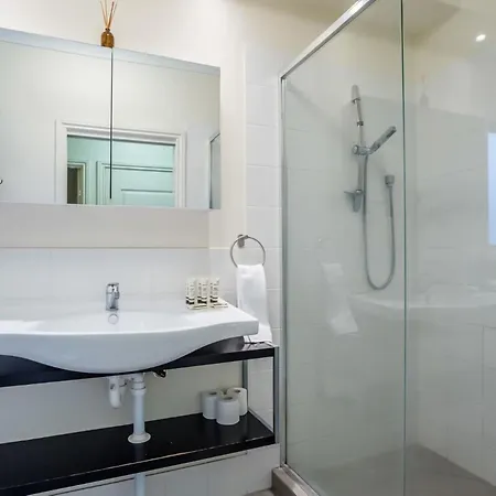 Modern Floor 2br With Private Deck Apartment Brisbane
