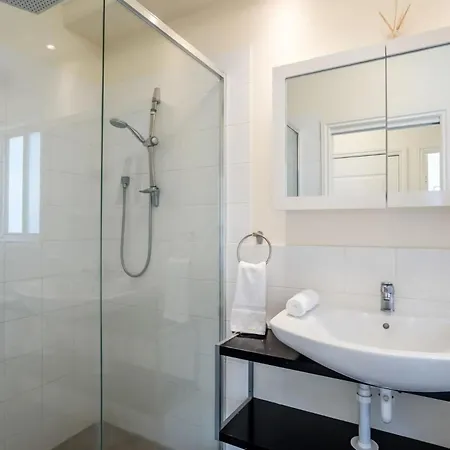 Modern Floor 2br With Private Deck Brisbane