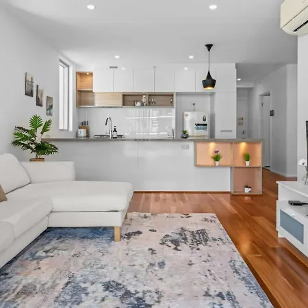 Near Southbank And Cbd Stylish 2br Pool And Park Apartment