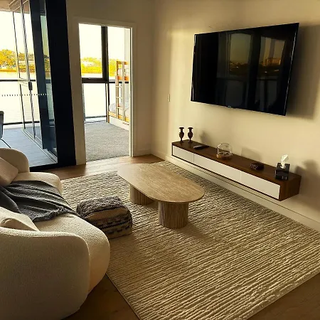 Apartment Riverfront Luxe 2bed Pool Parking *