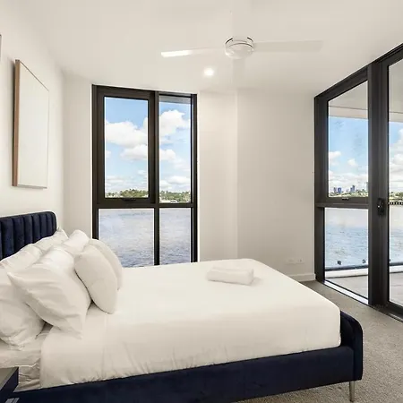 Riverfront Luxe 2bed Pool Parking * Brisbane