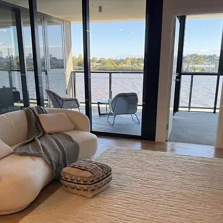 Riverfront Luxe 2bed Pool Parking Apartment *