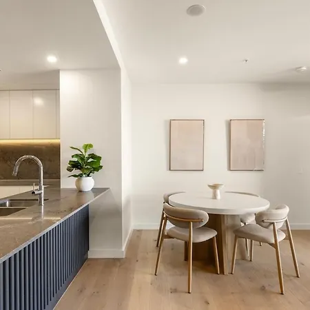 Riverfront Luxe 2bed Pool Parking