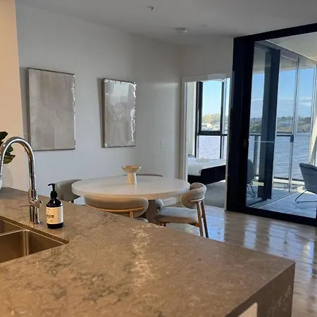 Riverfront Luxe 2bed Pool Parking