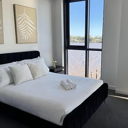 Riverfront Luxe 2bed Pool Parking Brisbane