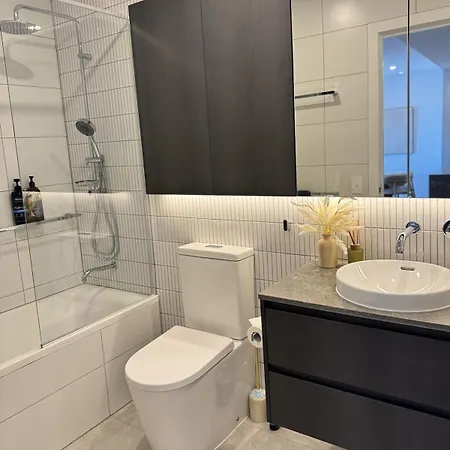 Riverfront Luxe 2bed Pool Parking *