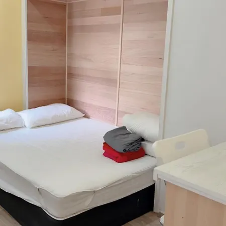 Five 2 Backpacker Hostel *