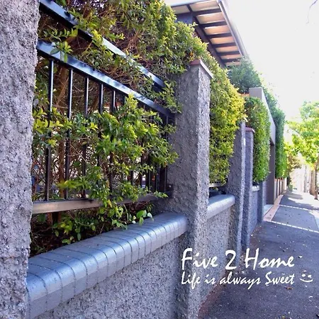 Hostel Five 2 Backpacker Brisbane