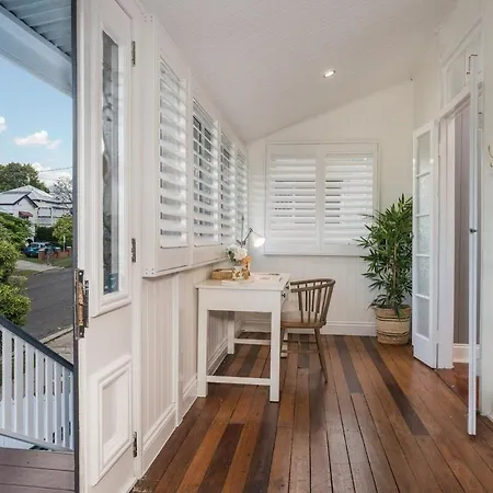 Luxury Queenslander Awaits! Sleeps 8, 3 Car Parks Brisbane