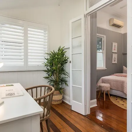 Holiday home Luxury Queenslander Awaits! Sleeps 8, 3 Car Parks