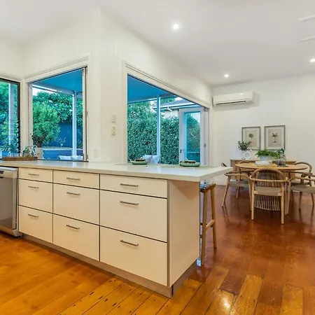 Holiday home Luxury Queenslander Awaits! Sleeps 8, 3 Car Parks Brisbane