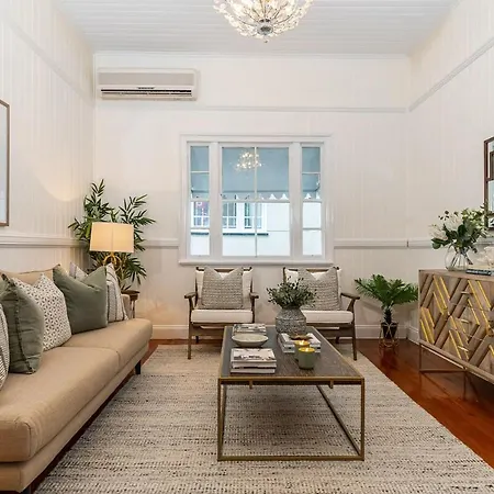 Luxury Queenslander Awaits! Sleeps 8, 3 Car Parks * Brisbane