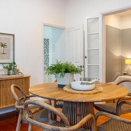 Luxury Queenslander Awaits! Sleeps 8, 3 Car Parks