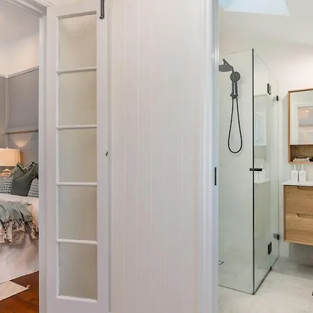 Luxury Queenslander Awaits! Sleeps 8, 3 Car Parks Brisbane