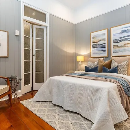 Holiday home Luxury Queenslander Awaits! Sleeps 8, 3 Car Parks