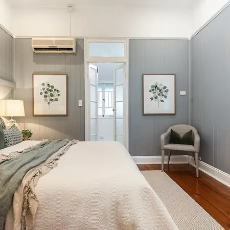 Luxury Queenslander Awaits! Sleeps 8, 3 Car Parks Holiday home