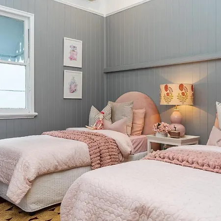 Luxury Queenslander Awaits! Sleeps 8, 3 Car Parks Brisbane