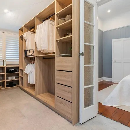 Luxury Queenslander Awaits! Sleeps 8, 3 Car Parks * Brisbane