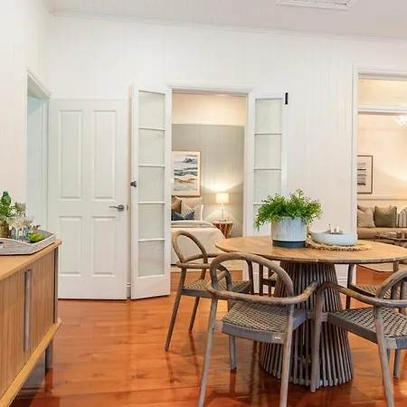 Luxury Queenslander Awaits! Sleeps 8, 3 Car Parks * Brisbane