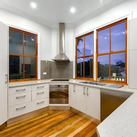 Bardon Oasis-whole House & Great Deck To Yourself Holiday home