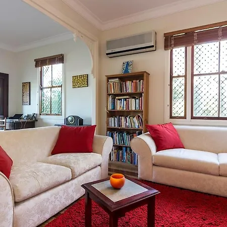 Bardon Oasis-whole House & Great Deck To Yourself Holiday home *