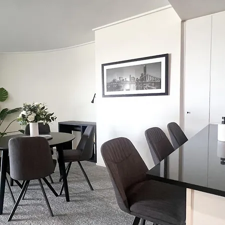 Luxury Cbd 2b2b Balcony Views Free Parking Apartment