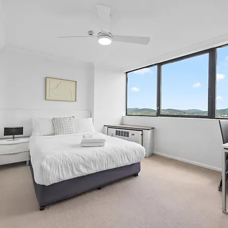 Cbd Near Stadium With Mountain Views! Apartment