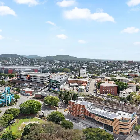 Cbd Near Stadium With Mountain Views!