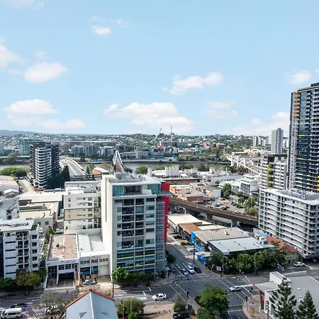 Apartment Stunning Mountain Views & Brisbane's Location