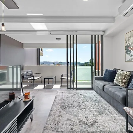 Perfect South 1br With Balcony & Parking Brisbane