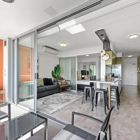 Perfect South 1br With Balcony & Parking Apartment *