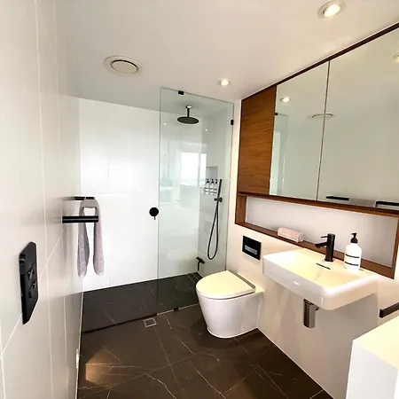 Luxury 2br - Skyline Views - Free Parking Apartment