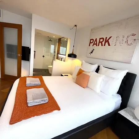 Luxury 2br - Skyline Views - Free Parking Apartment *