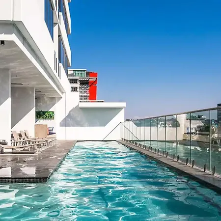 Million Dollar Views With King Bed, Pool, Gym, Wifi Apartment
