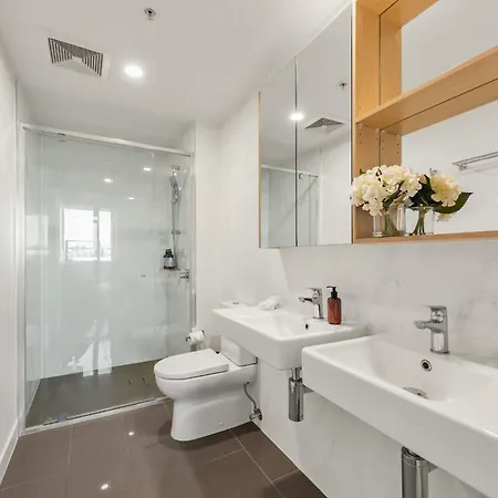 Stunning Views, King Beds, Gym, Pool, Parking Apartment