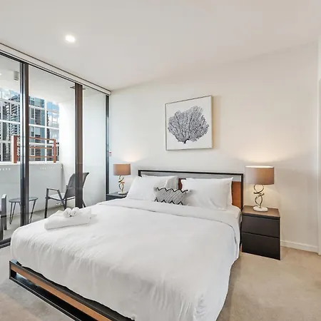 Stunning Views, King Beds, Gym, Pool, Parking *